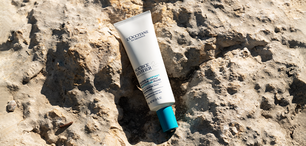 hydrates and refreshes normal to oily skin, regulating sebum and providing a shine-free finish 