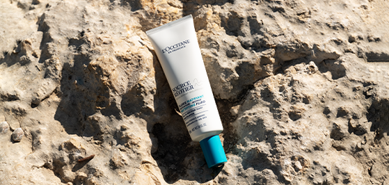 hydrates and refreshes normal to oily skin, regulating sebum and providing a shine-free finish 