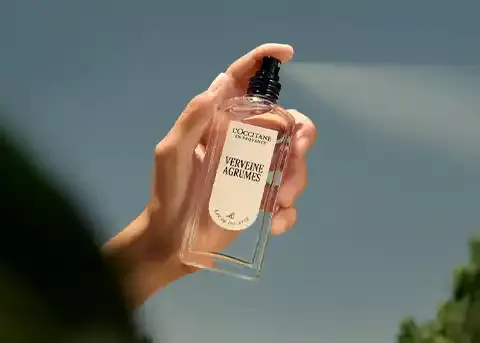 Zesty notes, freshness of verbena, musky notes.