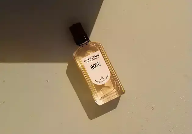 Green fresh scent, fruity sweetness, delicate rose notes.