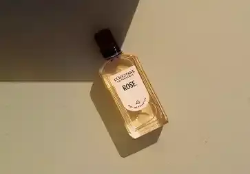 Green fresh scent, fruity sweetness, delicate rose notes.