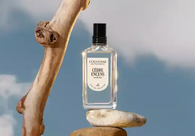 Eau des Baux reimagined. Spicy intensity, woody facets, amber notes.